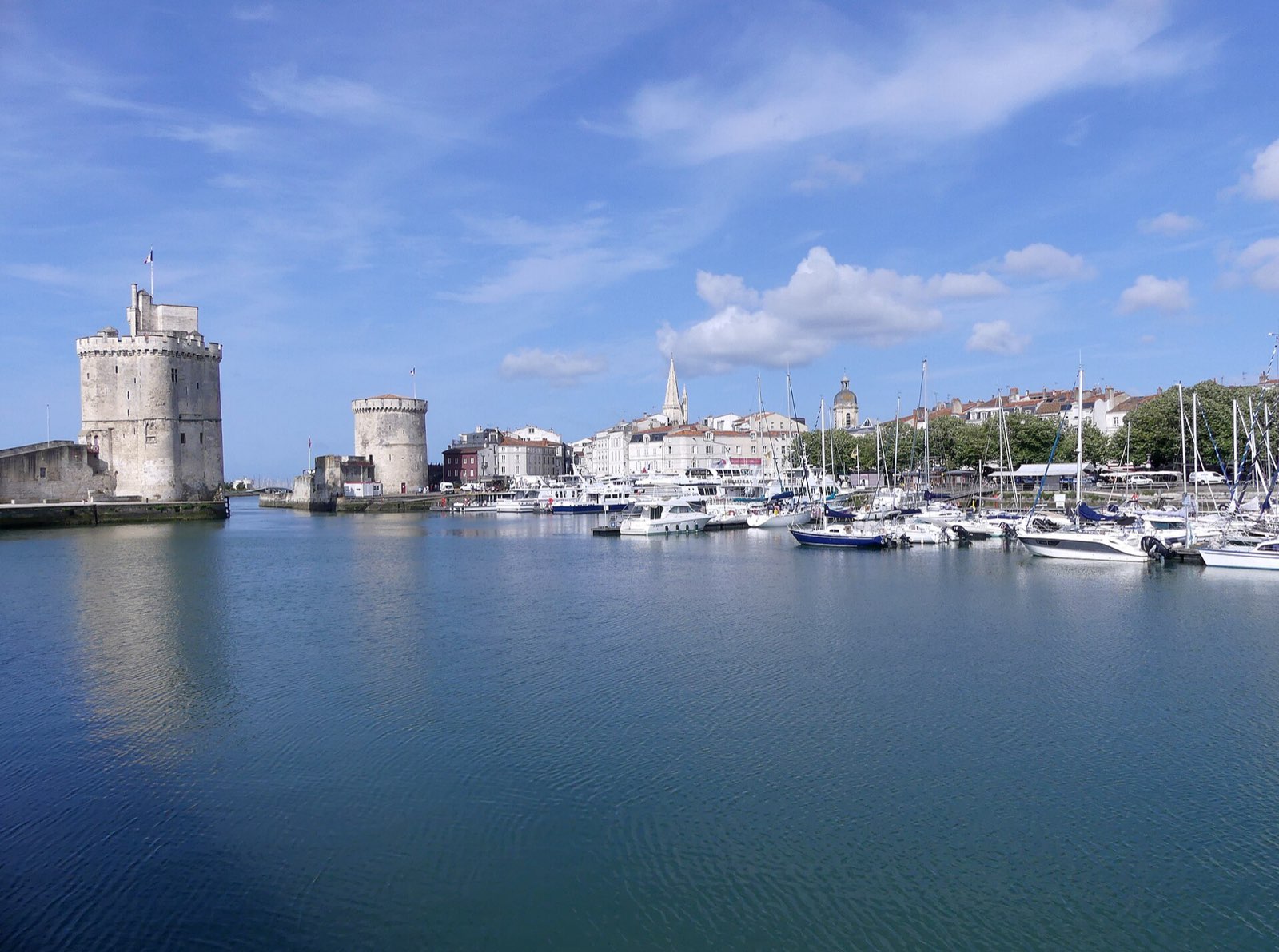 Voiliers au Vieux-Port de La Rochelle, avec les tours Saint-Nicolas et de la Chaîne en arrière-plan